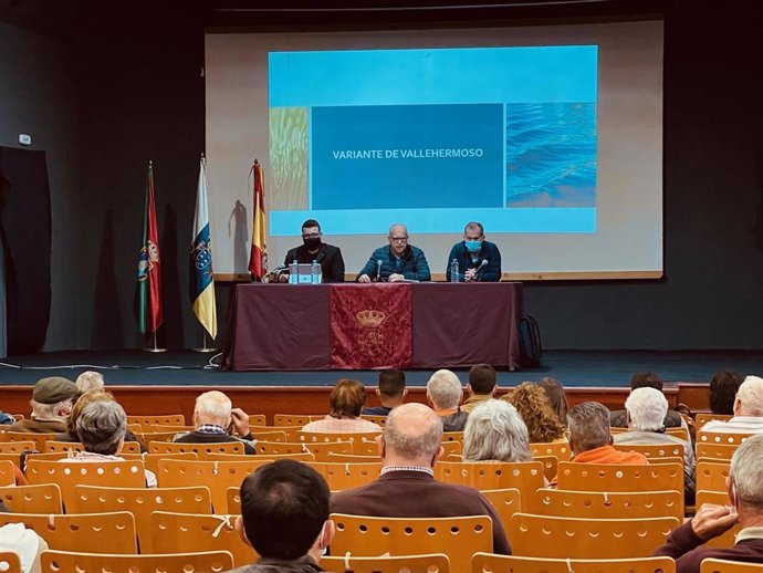 El presidente del Cabildo de La Gomera,Casimiro Curbelo, interviene en una reunión con colectivos del municipio de Vallehermoso