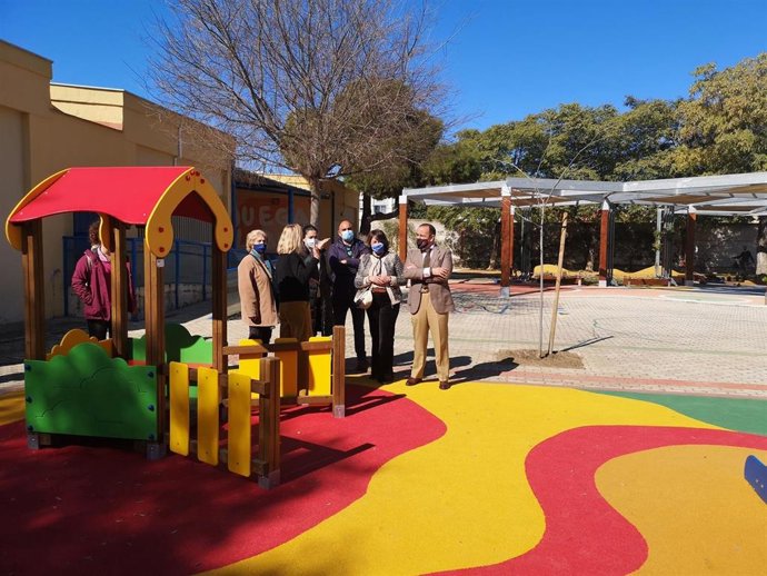 El delegado del Distrito Nervión, Francisco Javier Páez, visita el CEIP Martín de Gainza.