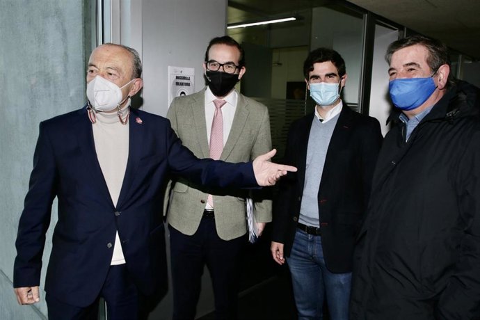 El consejero de Industria, Javier López Marcano, y otros miembros de su equipo, se reúnen con representantes de Copsesa