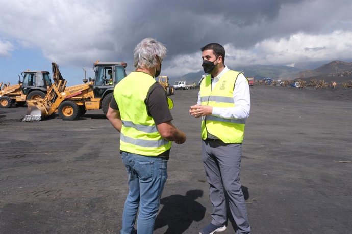 El vicepresidente del Cabildo de La Palma y consejero de Infraestructuras, Borja Perdomo, visita el punto de acopio de la ceniza en Las Manchas