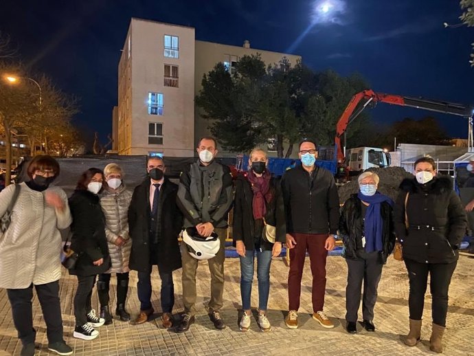 La portavoz de Cs en el Ayuntamiento de Palma, Eva Pomar, y el regidor Álex Escriche, visitan el bariro del Arenal.