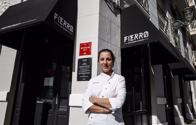 La chef Carito Luoreno posa ante el restaurante Fierro en Valncia