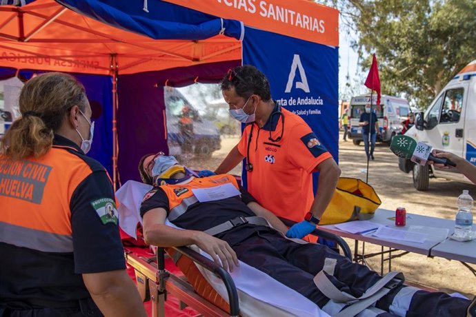 Archivo - Agentes de Protección Civil realiza un simulacro de tsunamis.