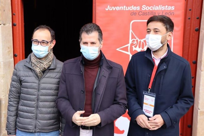 El secretario general del PSOECyL, Luis Tudanca (centro).
