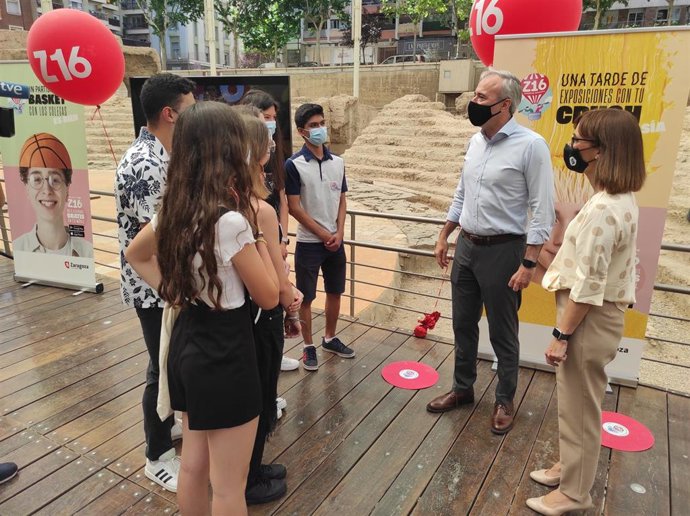 Archivo - El alcalde de Zaragoza, Jorge Azcón, y la concejala de Juventud, María Antoñanzas, con embajadores del programa de ocio juvenil Z16.