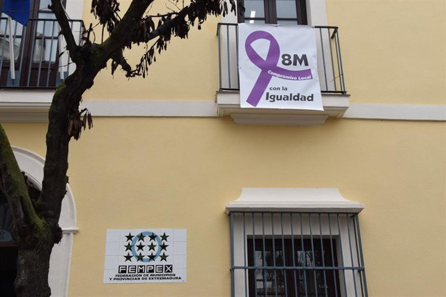 Archivo - un lazo en un balcón con motivo del 8M