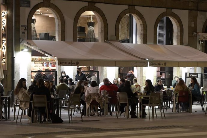 Ciudadanos en una zona de cañas/copas la noche que se eliminan las limitaciones horarias para la hostelería gallega, a 11 de febrero de 2022, en A Coruña