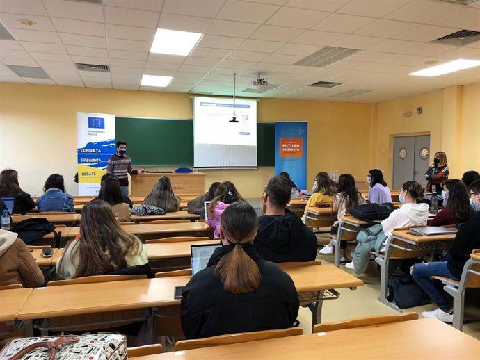 Alumnado de Derecho participa en un taller sobre Europa