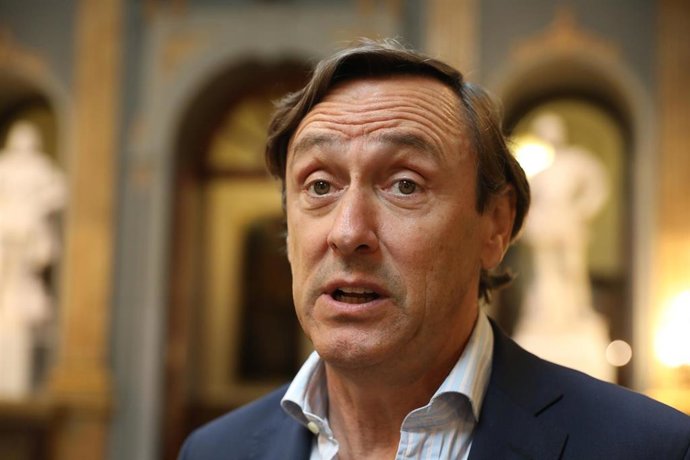 Archivo - El senador del PP y secretario cuarto de la mesa del Senado, Rafael Hernando, atiende a los medios de comunicación a su llegada a la mesa de la Diputación Permanente del Senado, en Madrid (España), a 25 de septiembre de 2019.