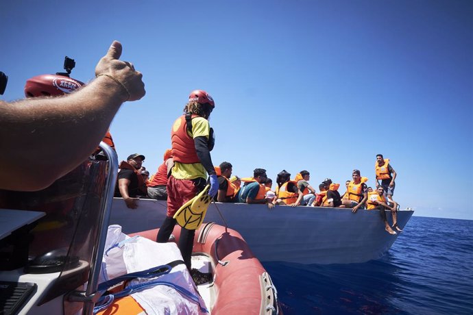 Archivo - Miembros de la ONG Open Arms que viajan en el barco 'Astral' asisten a migrantes que viajan en una patera, a 8 de septiembre de 2021, en el Mar Mediterráneo, en las inmediaciones de Lampedusa, Sicilia (Italia). El barco 'Astral', de la ONG Ope