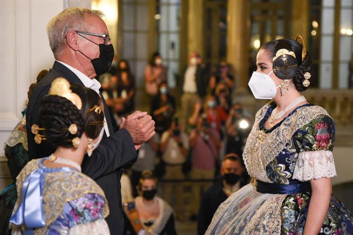 Archivo - El alcalde de Valncia, Joan Ribó, recibe a la Fallera Mayor (d) y Fallera Mayor Infantil (i), en una imagen de archivo