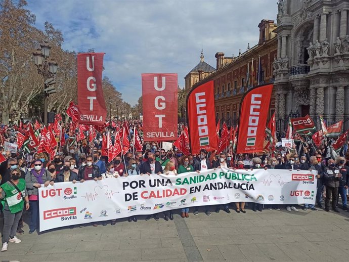 Más de 75.000 personas se movilizan en toda Andalucía por la sanidad pública, "el bien más preciado que tenemos"