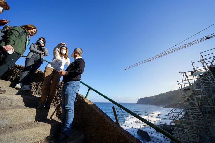 La consejera del área de Gestión del Medio Natural y Seguridad del Cabildo de Tenerife, Isabel García, ha visitado junto a los concejales Yurena Luis y Narciso Pérez el sendero de acceso a la Playa de Los Patos