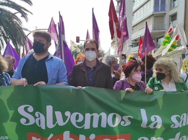 El portavoz de Unidas Podemos por Andalucía (UPporA), Toni Valero, en la manifestación en defensa de la sanidad pública.