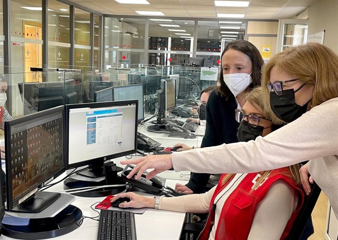 La consejera visita el centro de Cruz Roja.