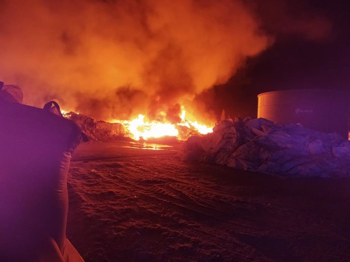 Sofocado un incendio tras seis horas en una planta de gestión de residuos situada en Guadix