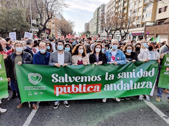 Inma Nieto, portavoz de UP en el Parlamento andaluz, en la marcha en defensa de la sanidad.