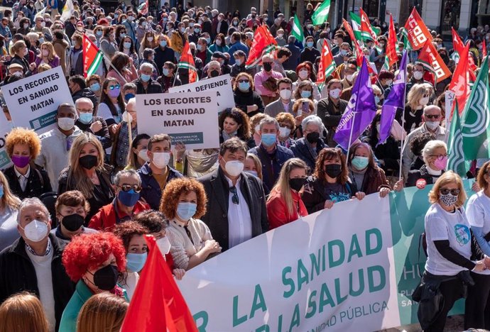 La secretaria general del PSOE de Huelva, María Eugenia Limón,  ha participado junto a alcaldes a la manifestación en defensa de la sanidad pública