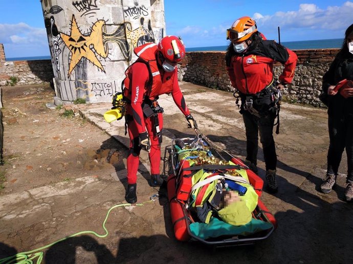 Evacuación de la mujer herida en el Faro del Caballo de Santoña
