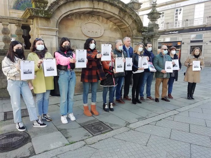Familiares del 'Villa de Pitanxo' recogen firmas en Pontevedra para instar al Gobierno a continuar con la búsqueda de los desaparecidos en el naufragio