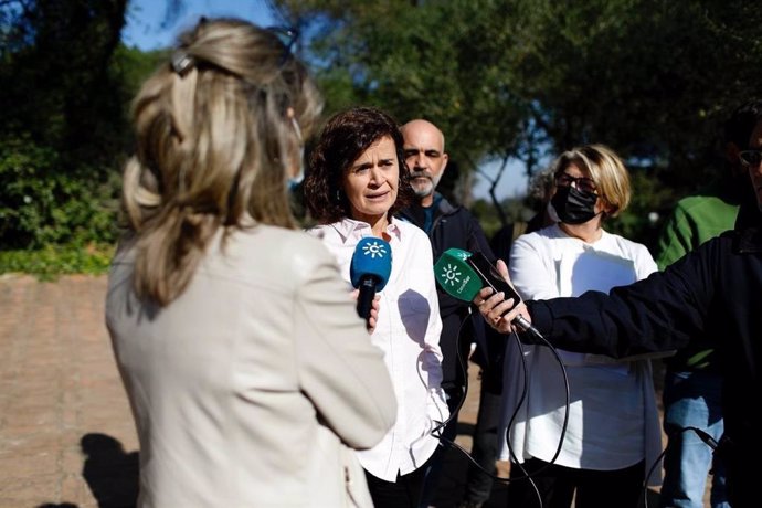 La coordinadora general de Más País Andalucía, Esperanza Gómez, junto a la representante en el Congreso de los Diputados de Más País Verdes-Equo Inés Sabanés, en Doñana.