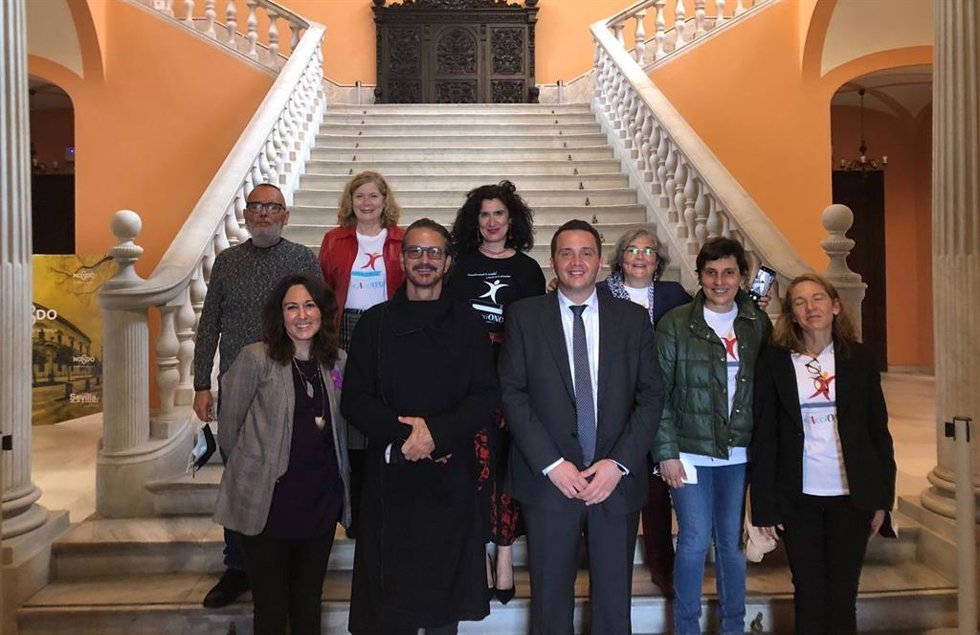 Barrionuevo aborda con el cantautor guatemalteco Ricardo Arjona, en el Ayuntamiento, proyectos comunes en cooperación