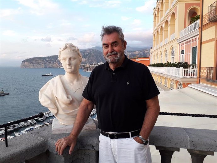 El escritor Fermín Bocos en una foto tomada en la Bahía de Nápoles