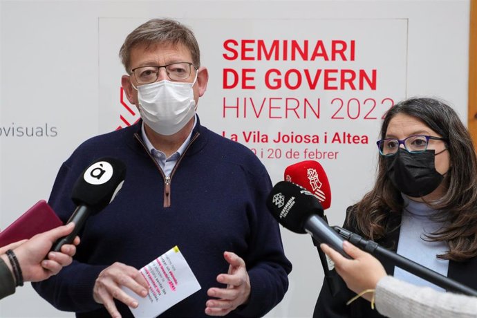El presidente de la Generalitat, Ximo Puig, atiende a los medios durante el Seminari de Govern - Hivern 2022