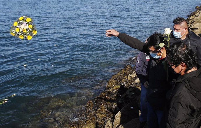 Un hombre lanza flores al mar en recuerdo a los tripulantes del pesquero gallego hundido en Terranova, a 19 de febrero de 2022, en Vigo, Galicia (España). El 'Villa de Pitanxo' naufragó de madrugada el pasado 15 de febrero frente a las costas de Terrano