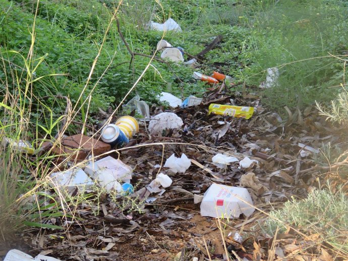 AxSí Huelva advierte de residuos en las Laderas del Conquero: "De zona verde a basurero de unos pocos"