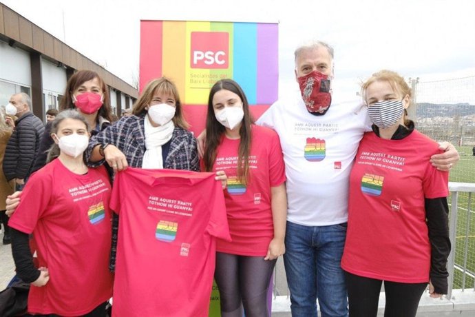 La viceprimera secretria del PSC, Lluisa Moret, en un partit de futbol a Sant Feliu de Llobregat (Barcelona) per commemorar el Dia contra la LGBTIfobia en l'esport aquest dissabte.