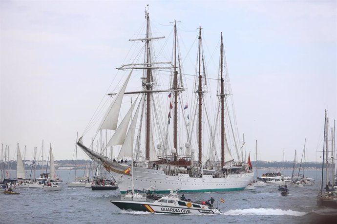 Salida del buque escuela 'Juan Sebastián de Elcano' con motivo del inicio de su XCIV crucero de instrucción a 12 de febrero del 2022 en Cádiz (Andalucía)