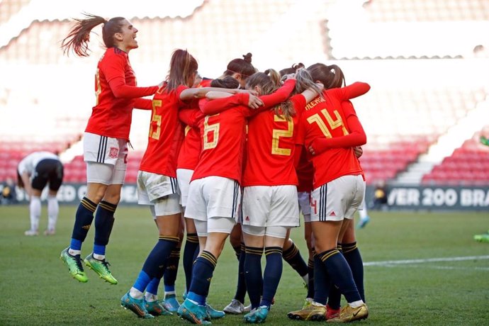 Las jugadoras de la selección española celebrando el gol de Alexia Putellas ante Alemania en el Arnold Clark Cup