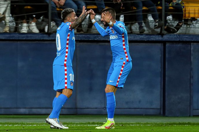 Archivo - Angel Correa of Atletico de Madrid celebrates a goal with teammates during the Santander League match between Villareal CF and Atletico Madrid at the Ceramica Stadium on January 9, 2022, in Valencia, Spain.