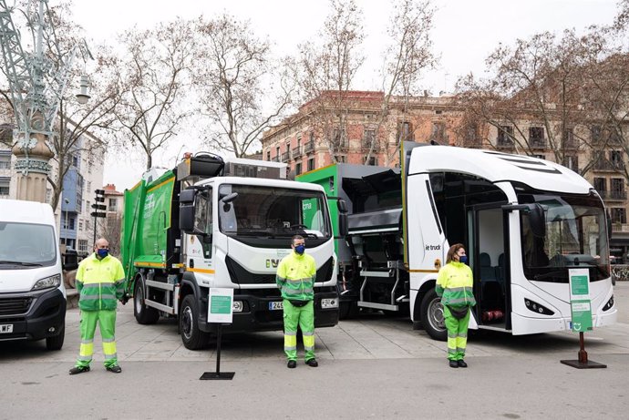 Treballadors de neteja i camions de recollida de residus a Barcelona