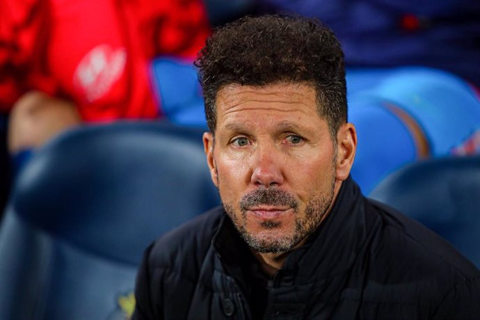 Archivo - Diego Pablo Simeone, head coach of Atletico de Madrid, looks on during the Santander League match between Villareal CF and Atletico Madrid at the Ceramica Stadium on January 9, 2022, in Valencia, Spain.
