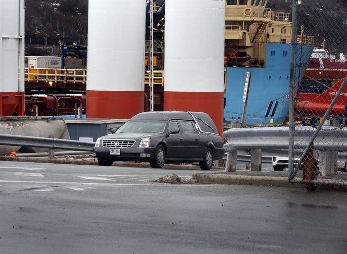 Dos coches fúnebres trasladan los cuerpos de los dos pescadores naufragados en Terranova que hoy han sido transportados en el buque Nexus que ha llegado al Puerto de San Juan de Terranova, a 18 de febrero de 2022, en San Juan, Terranova (Canadá). Los 