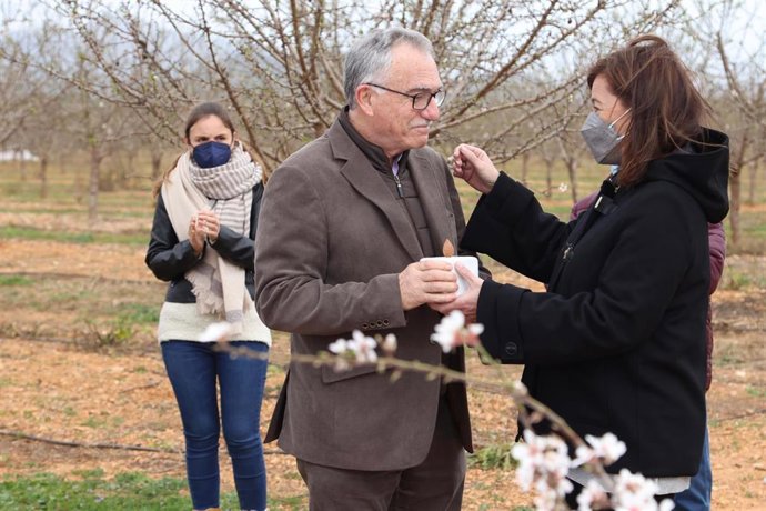 La presidenta del Govern, Francina Armengol, entrega el primer premio Flor dAmetller a Miquel Fiol