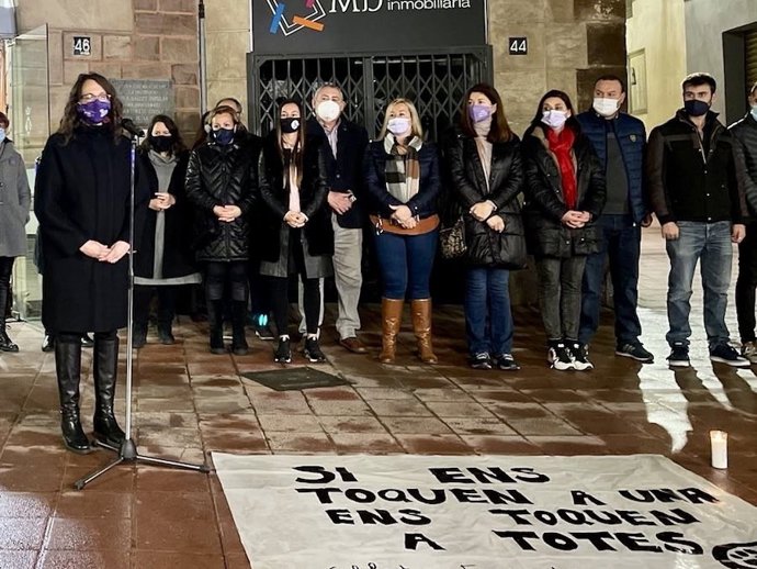 La consellera d'Igualtat i Feminismes de la Generalitat, Tnia Verge, l'Ajuntament i alguns ciutadans de Martorell (Barcelona) guarden un minut de silenci per un presumpte assassinat masclista