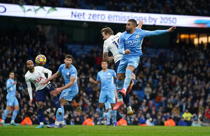 19 February 2022, United Kingdom, Manchester: Tottenham Hotspur's Harry Kane (2nd R) scores his sides third goal during the English Premier League soccer match between Manchester City and Tottenham Hotspur at the Etihad Stadium. Photo: Mike Egerton/PA W
