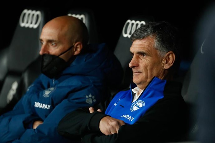 José Luis Mendilibar, técnico del Alavés, en el banquillo del Santiago Bernabéu