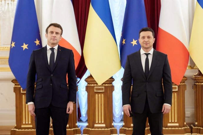 El presidente de Francia, Emmanuel Macron (izquierda) y el presidente de Ucrania Volodímir Zelesnki