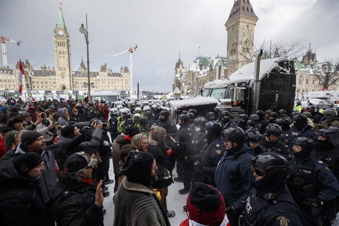 La policía interviene para dispersar a los manifestantes cerca de la colina del Parlamento, mientras los camioneros siguen protestando contra los mandatos y restricciones de la vacuna COVID-19 por tercera semana.