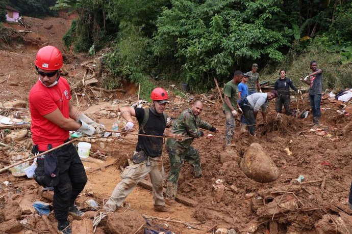 Los equipos de rescate y los residentes buscan víctimas en una zona afectada por los desprendimientos de tierra en Petrópolis. 