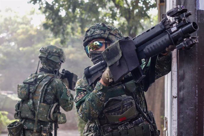 Archivo - 06 January 2022, Taiwan, Kaohsiung City: A Taiwanese soldier with a machine gun takes part in an army Preparedness Enhancement Drill ahead of the Chinese New Year, amid escalating Chinese threats to the island. Photo: Daniel Ceng Shou-Yi/ZUMA 