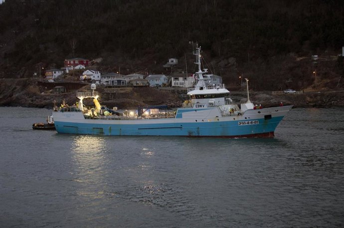 El pesquero español 'Playa Menduiña Dos' a su llegada al Puerto de San Juan de Terranova, a 19 de febrero de 2022, en San Juan, Terranova (Canadá). Los barcos con los tres supervivientes y los nueve cuerpos recuperados tras el naufragio del pesquero con