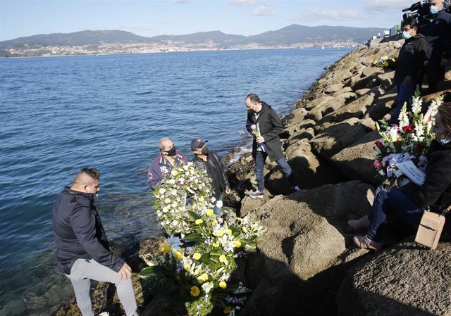 Varias personas preparan flores para lanzarlas al mar en recuerdo a los tripulantes del pesquero gallego hundido en Terranova, a 19 de febrero de 2022, en Vigo, Galicia (España). El 'Villa de Pitanxo' naufragó de madrugada el pasado 15 de febrero frente a