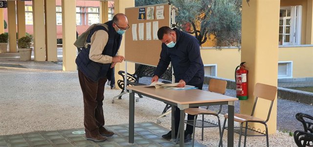 Un opositor se registra momentos antes del comienzo de la prueba.