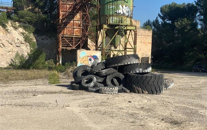 Retiran más de 1.300 toneladas de residuos abandonados en la cantera de Sa Garrigueta.