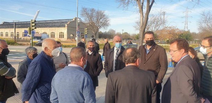 Antonio Muñoz, Juan Carlos Cabrera y Juan Antonio Barrionuevo se reúnen con vecinos y entidades de San Jerónimo.